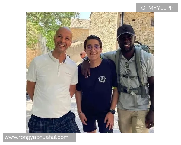 足球明星背上背包走街头 展现休闲与运动的完美融合